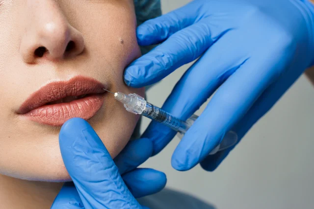 Tut eine Lippenunterspritzung weh? Schmerzen & Schwellung ehrlich erklärt
