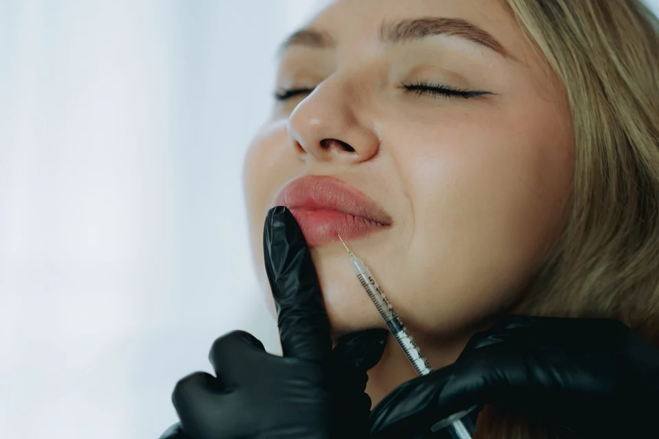 Lippenunterspritzung oder Lip Flip – was passt besser?