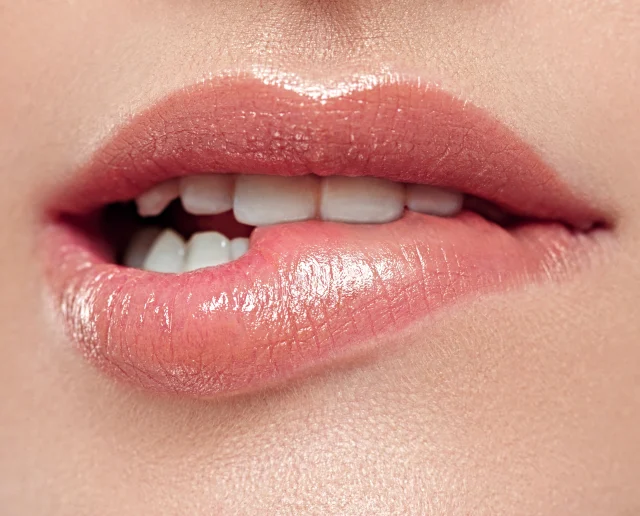 Was ist bei einer Lippenunterspritzung realistisch?