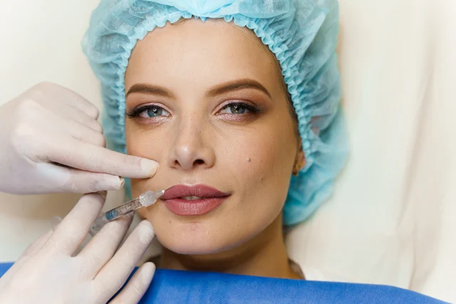 Lippenbehandlung – Knubbel und Verhärtungen nach der Lippenunterspritzung: Was ist normal?