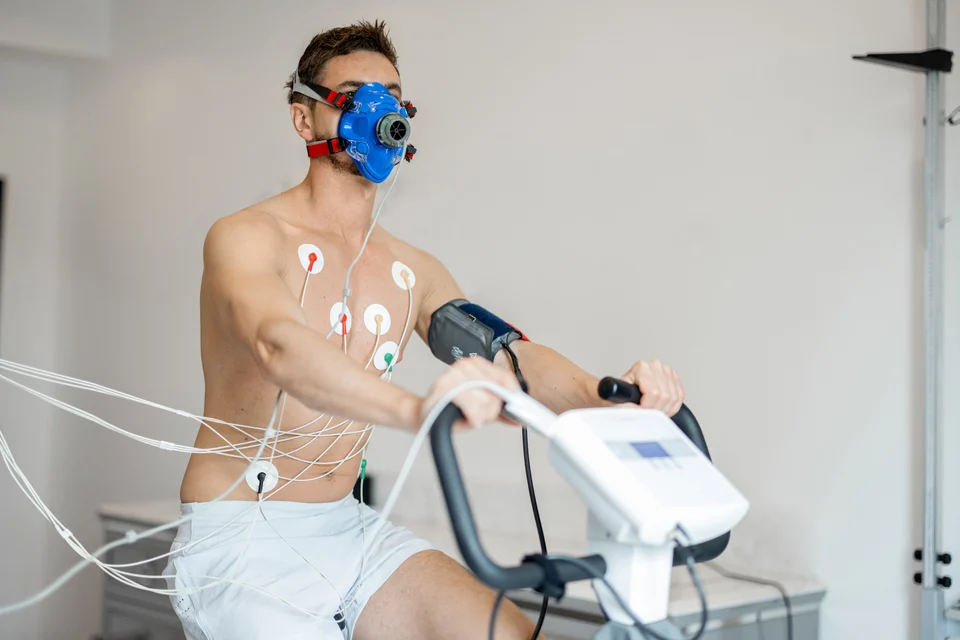 Mann auf dem Ergometer – Symbolbild für belastungsarme Anfahrt aus Mannheim nach Lampertheim