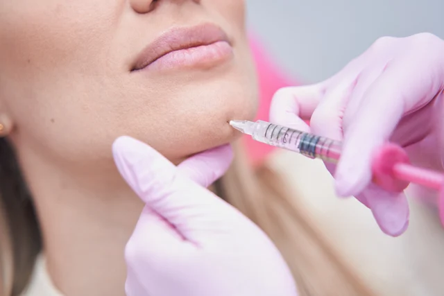 Dermatologische Behandlung – Symbolbild: Cellulite entfernen lassen