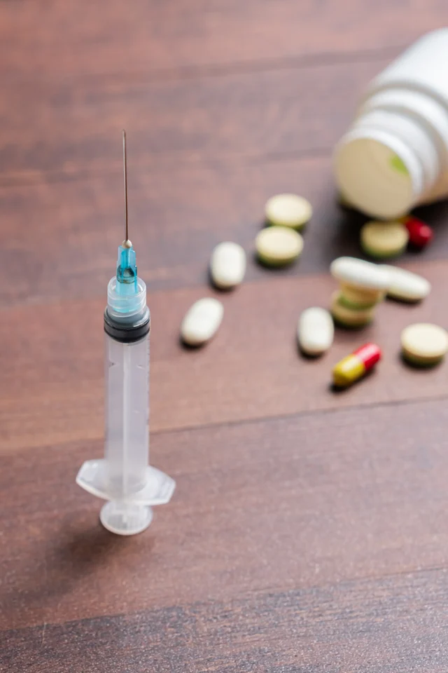 Tabletten auf dem Tisch – Symbolbild: Was nehmen bei Reizdarm?