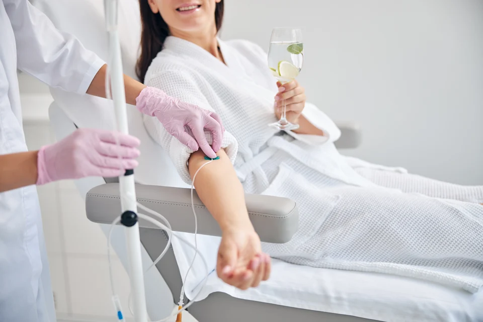 Patientin in der Praxis – Symbolbild für Behandlung von Long COVID ohne Heilversprechen