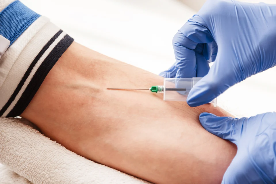 Blutentnahme am Arm – Symbolbild für sinnvolle Laborwerte bei Long COVID