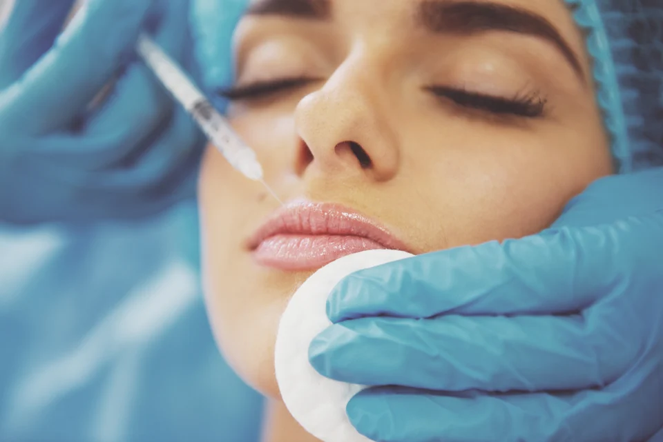 Ästhetische Behandlung – Tut eine Lippenunterspritzung weh? Schmerzen & Schwellung ehrlich erklärt