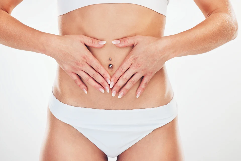 Hände auf dem Bauch – Symbolbild zur Frage: Kann man Reizdarmsyndrom heilen?